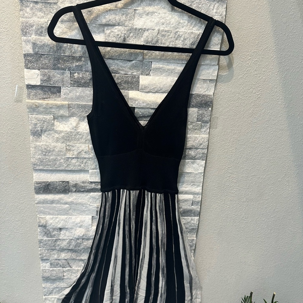 Guess Black and White Pleated V-Neck Cocktail Dress - Picture 3 of 15